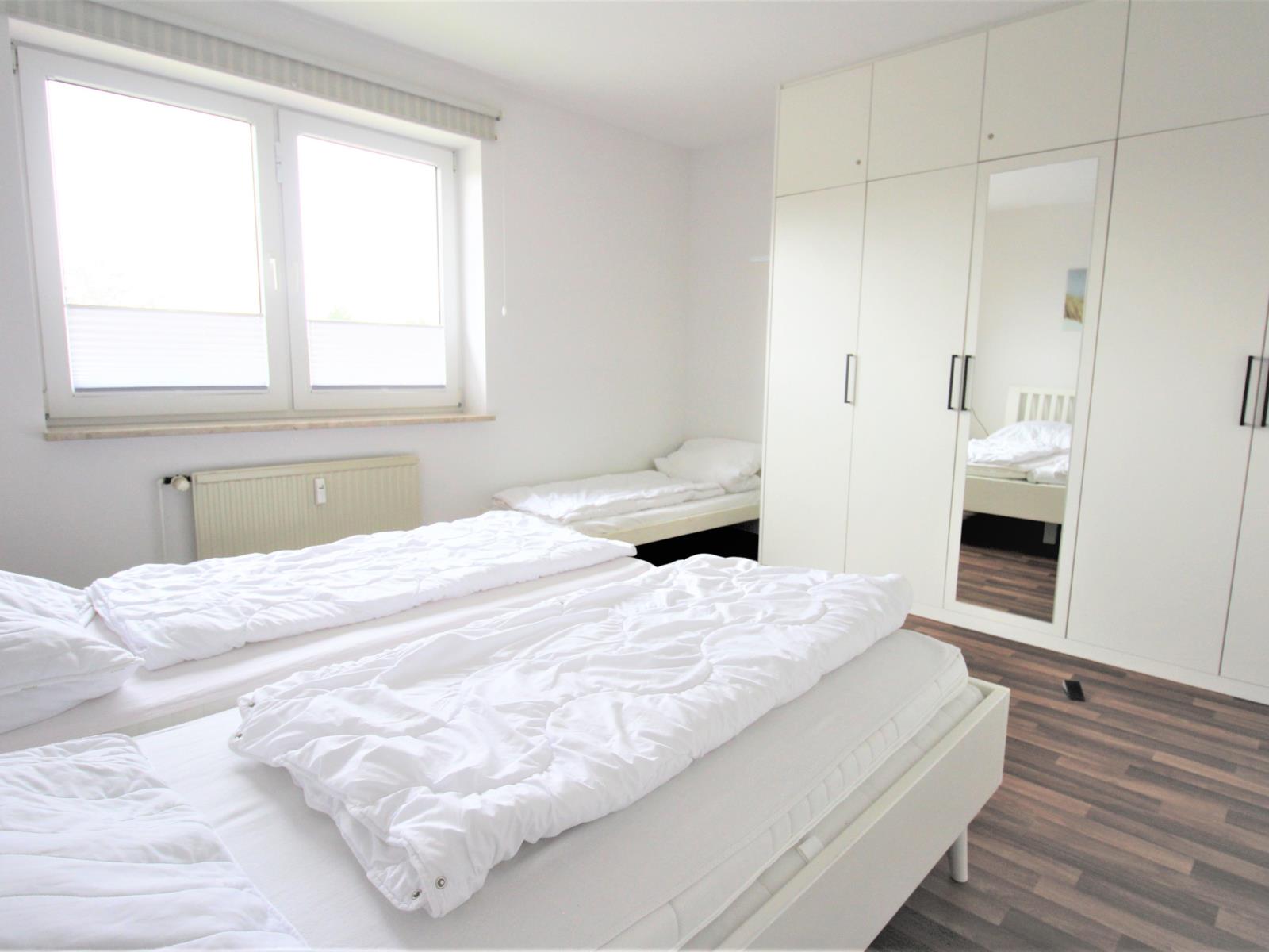 Schlafzimmer mit Massivholzbett